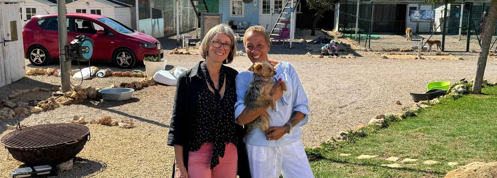 Julia und Farah vor der Animal Police Finca mit Hunden im Vordergrund
