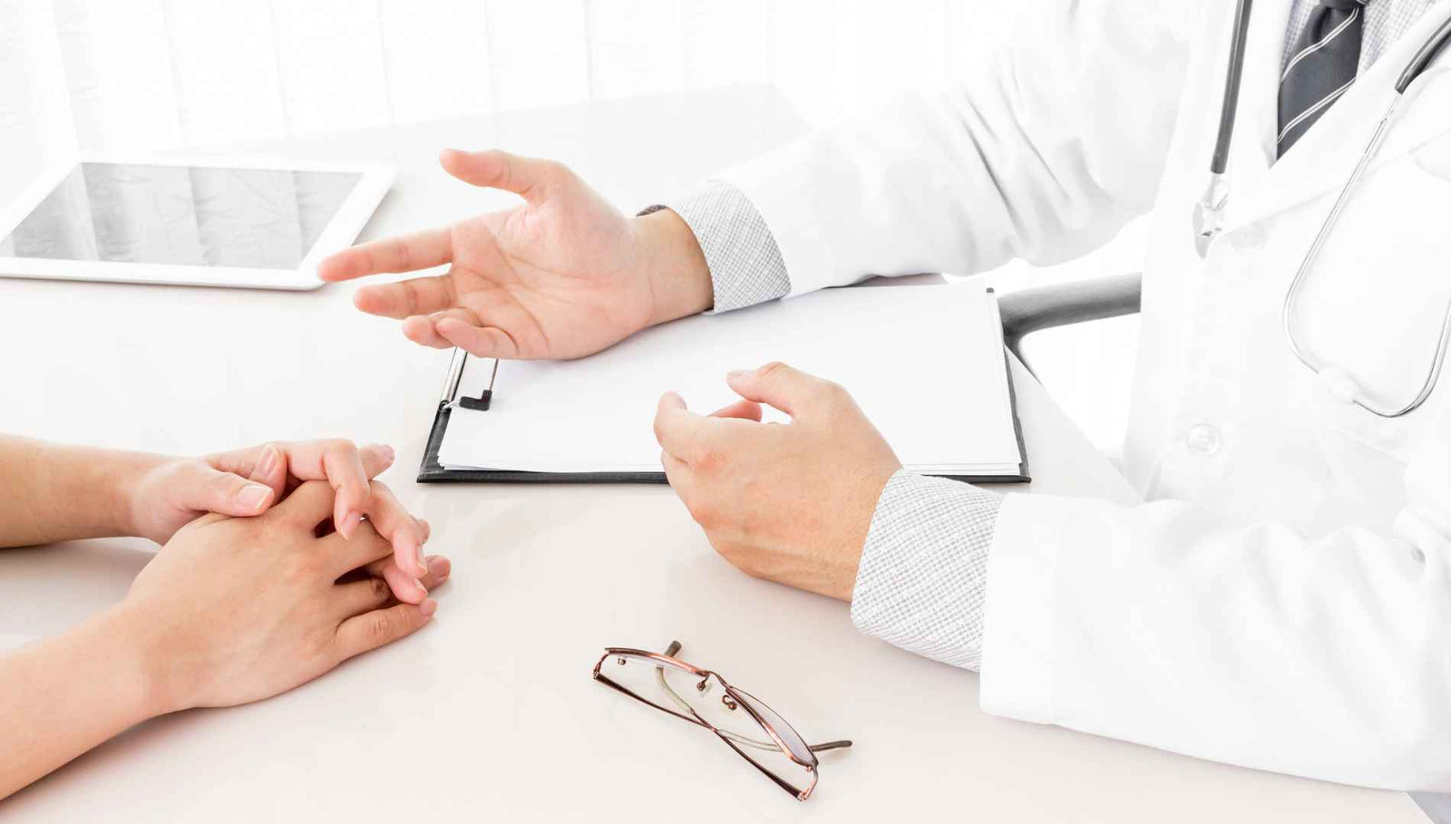 Hände eines Therapeuten und einer Patientin