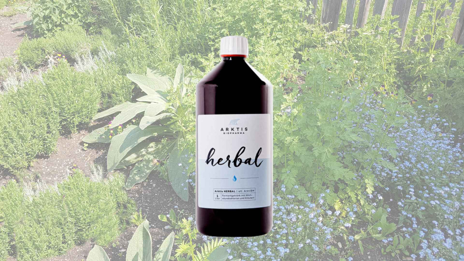 Produkt HERBAL im Vordergrund, Kräutergarten im Hintergrund