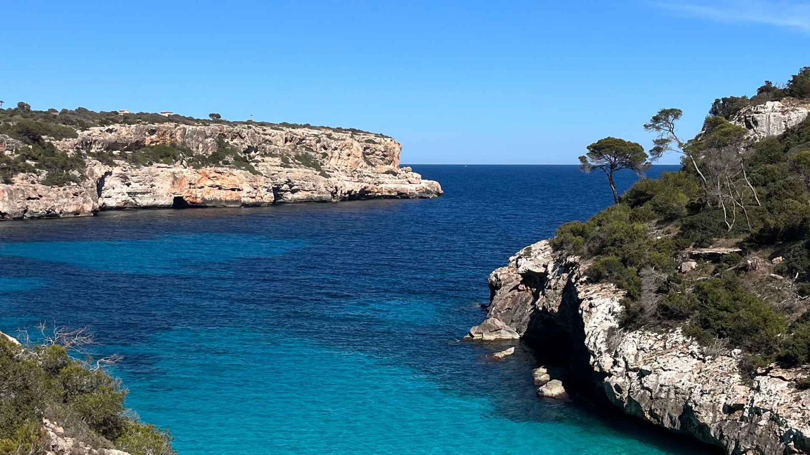 Blick auf eine Meeresbucht auf Mallorca