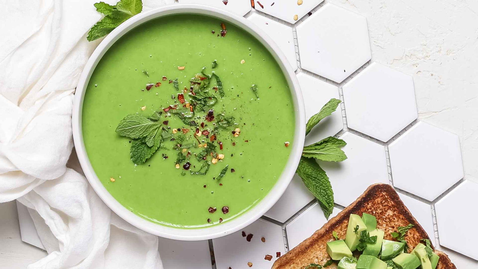 Ein Teller mit Erbsensuppe