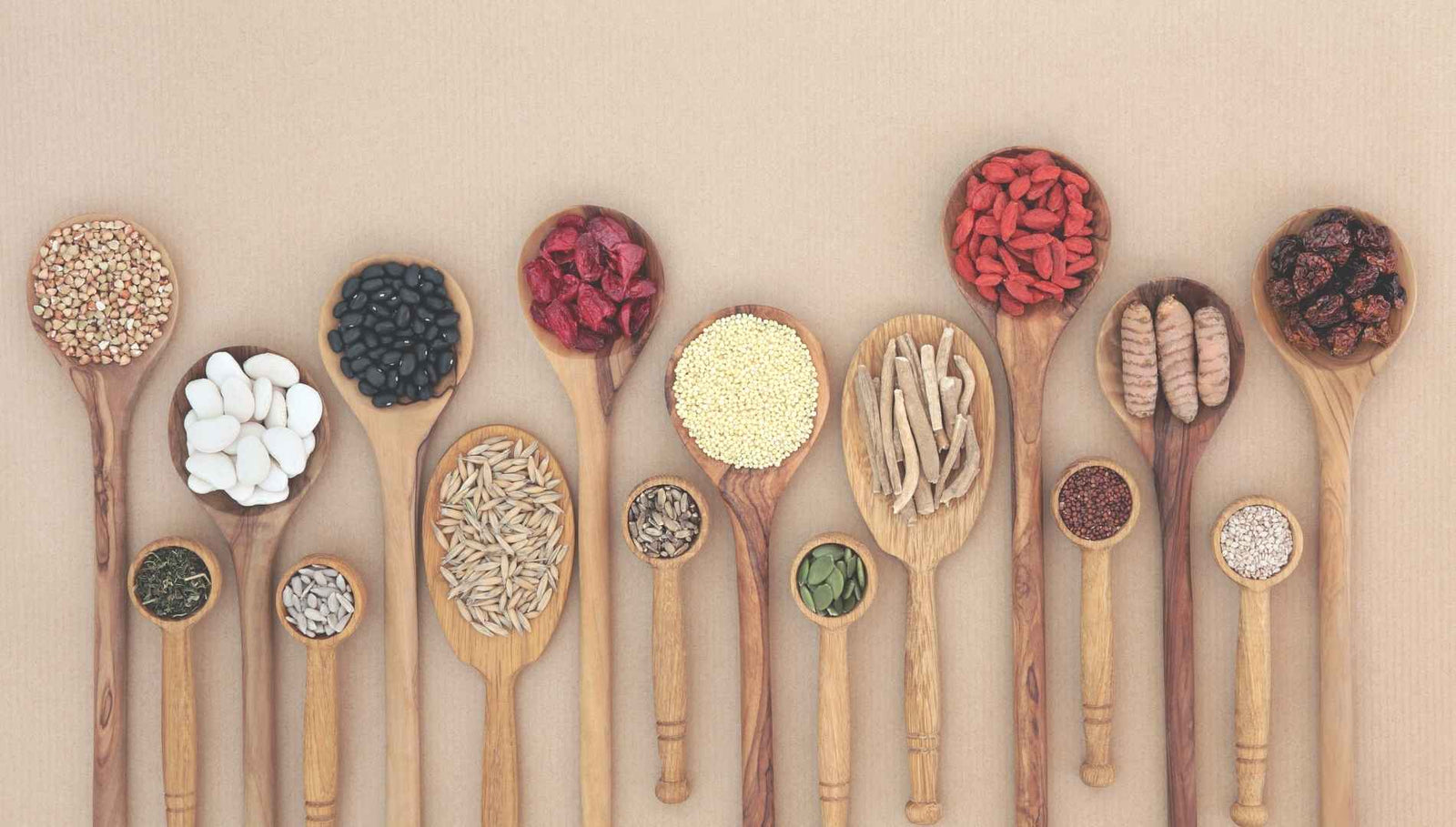 Holzlöffel mit Gewürzen im Löffel