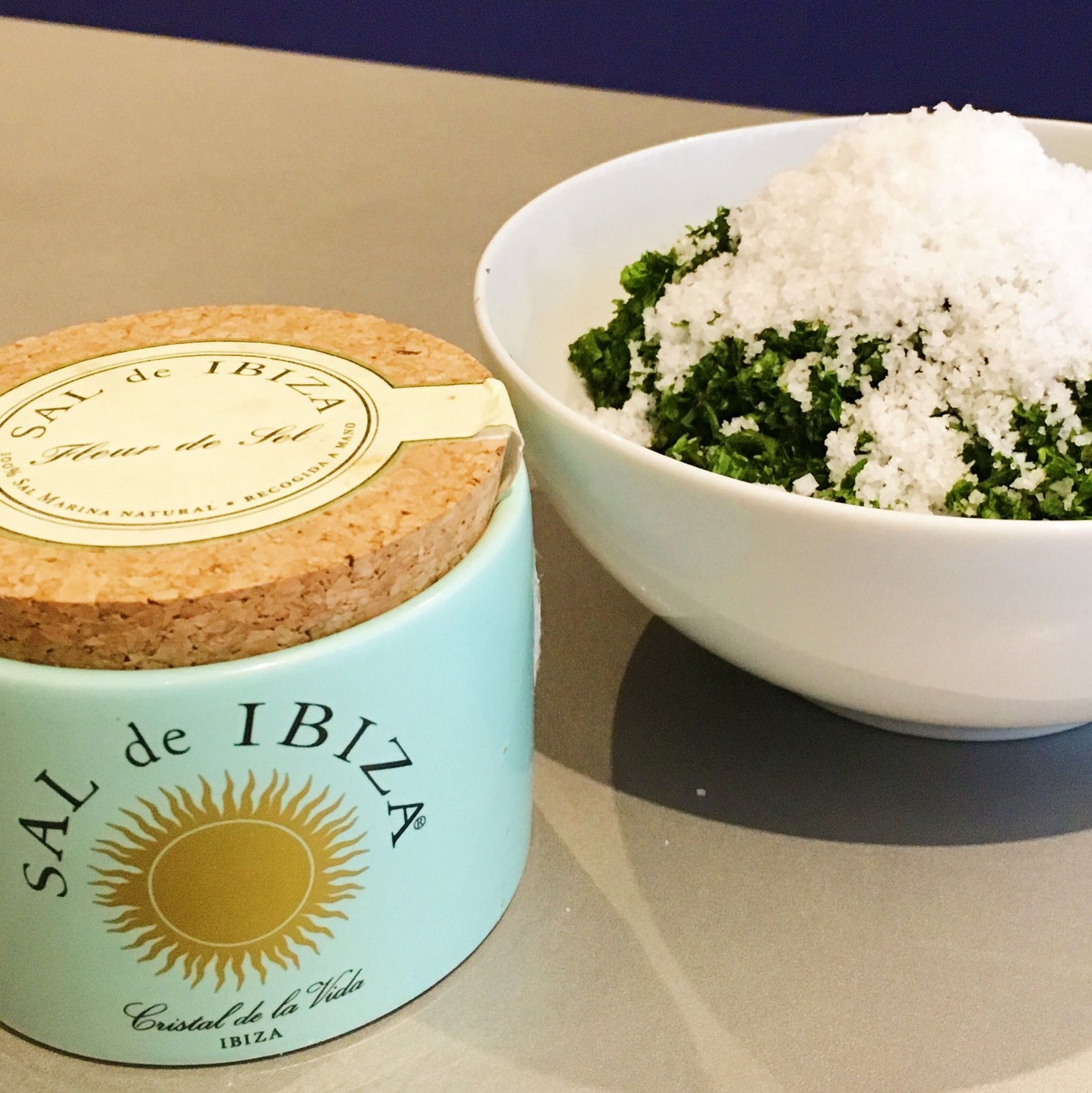 Selbstgemachtes Kräutersalz mit Sal de Ibiza daneben