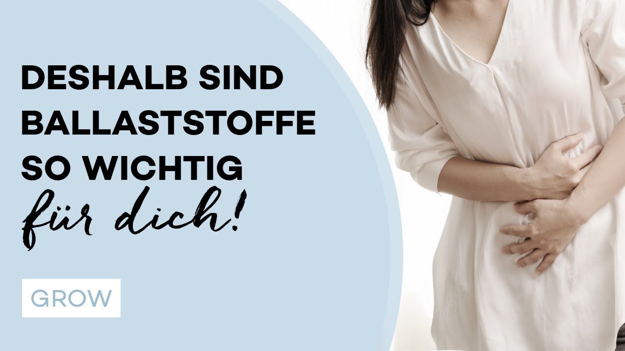 Frau hält sich ihren Bauch, ihr mangelt es an notwendigen Ballaststoffen