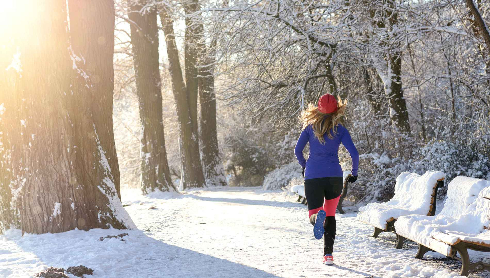 Frau von hinten beim Joggen im Winter