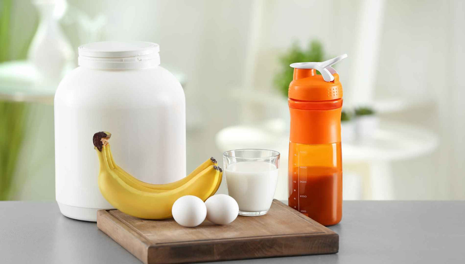 Proteinshaker mit Proteinpulver, Bananen und Eiern