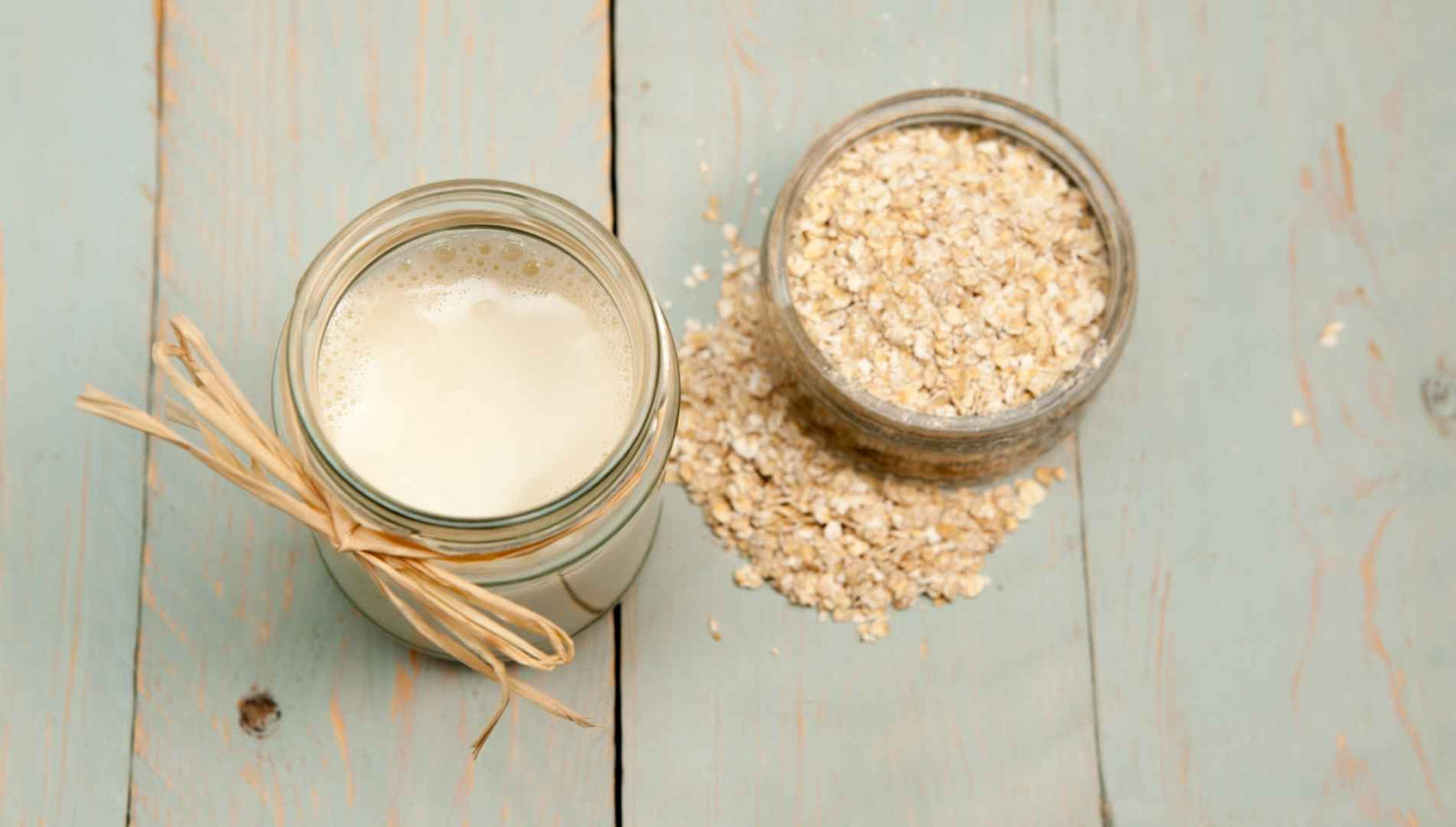 Glas mit Hafermilch & Glas mit Haferflocken