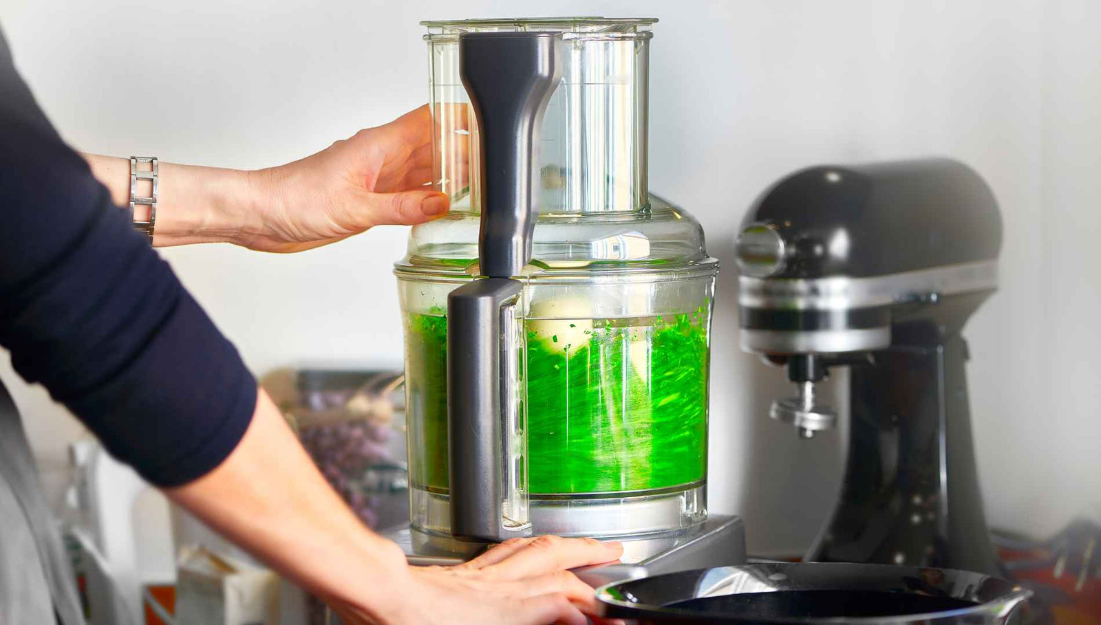 Frau die eine Küchenmaschine bedient