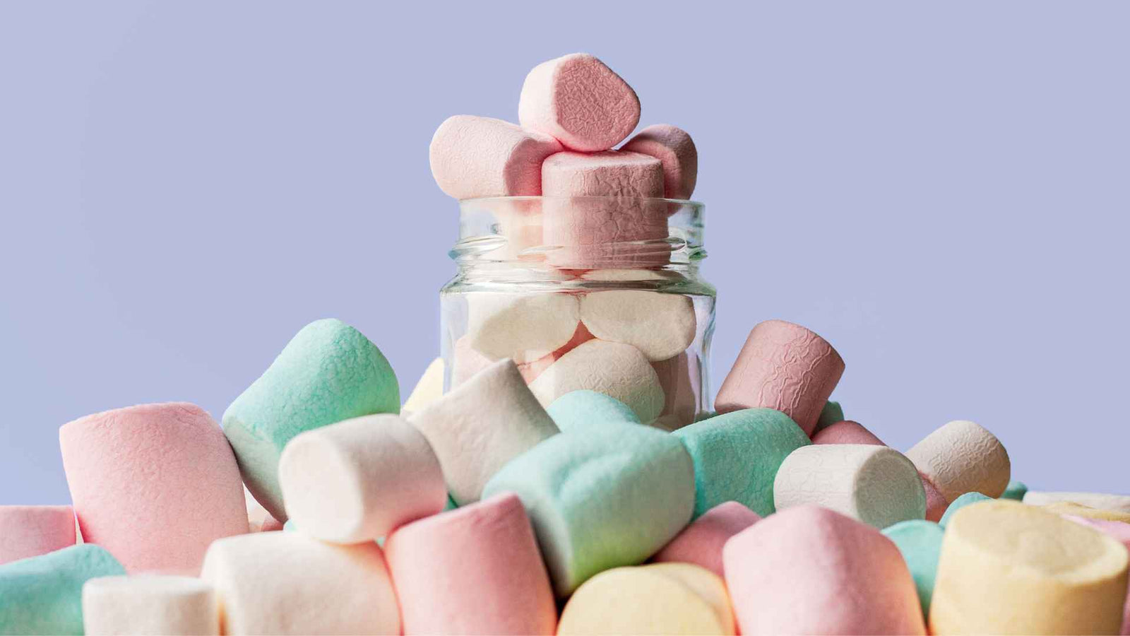 Bunte Marshmallows im Glas