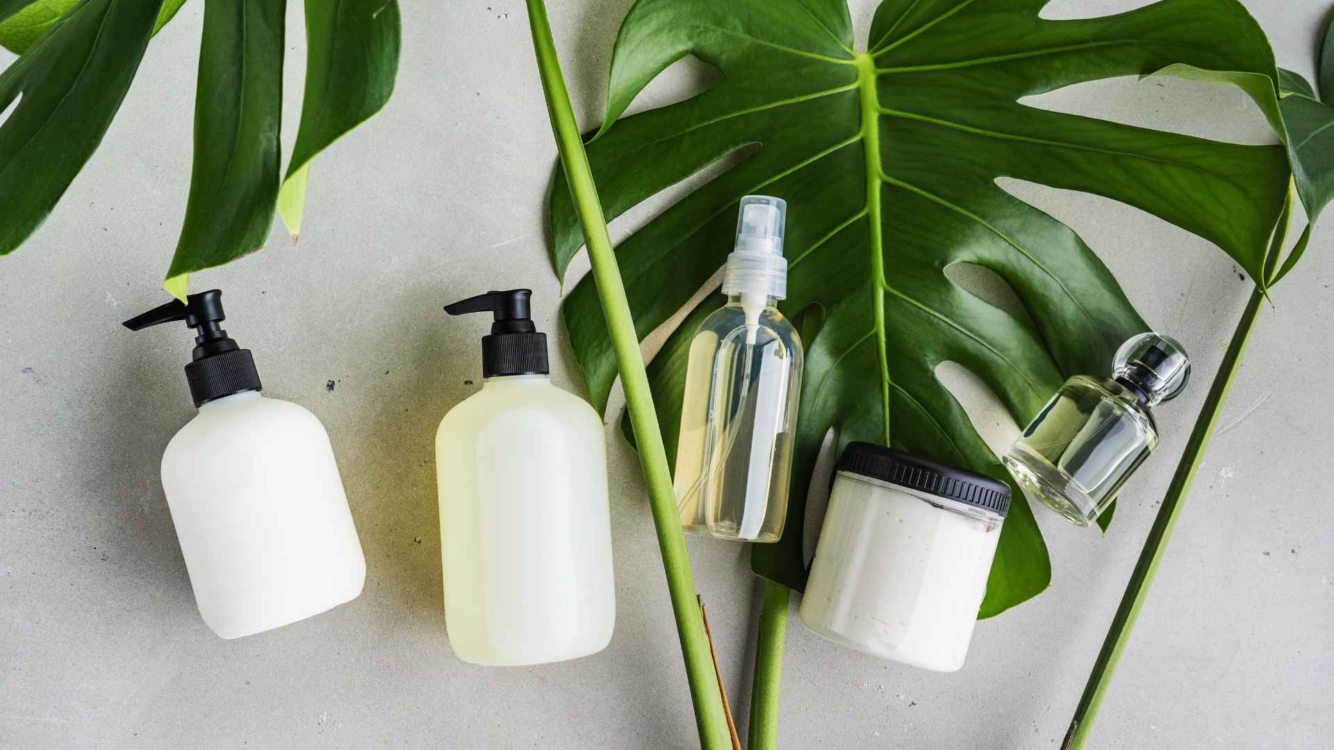 Verschiedene, neutrale Verpackungen von Pflegeprodukten