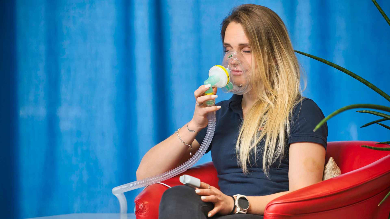 Frau die eine IHHT Behandlung erhält