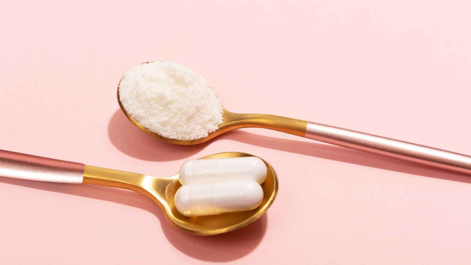 Löffel mit Kapsel von links, Löffel mit Pulver von rechts