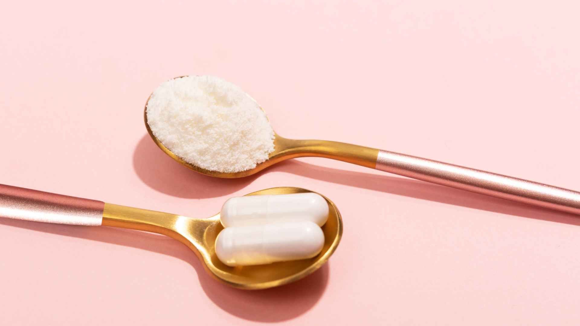 Löffel mit Kapsel von links, Löffel mit Pulver von rechts