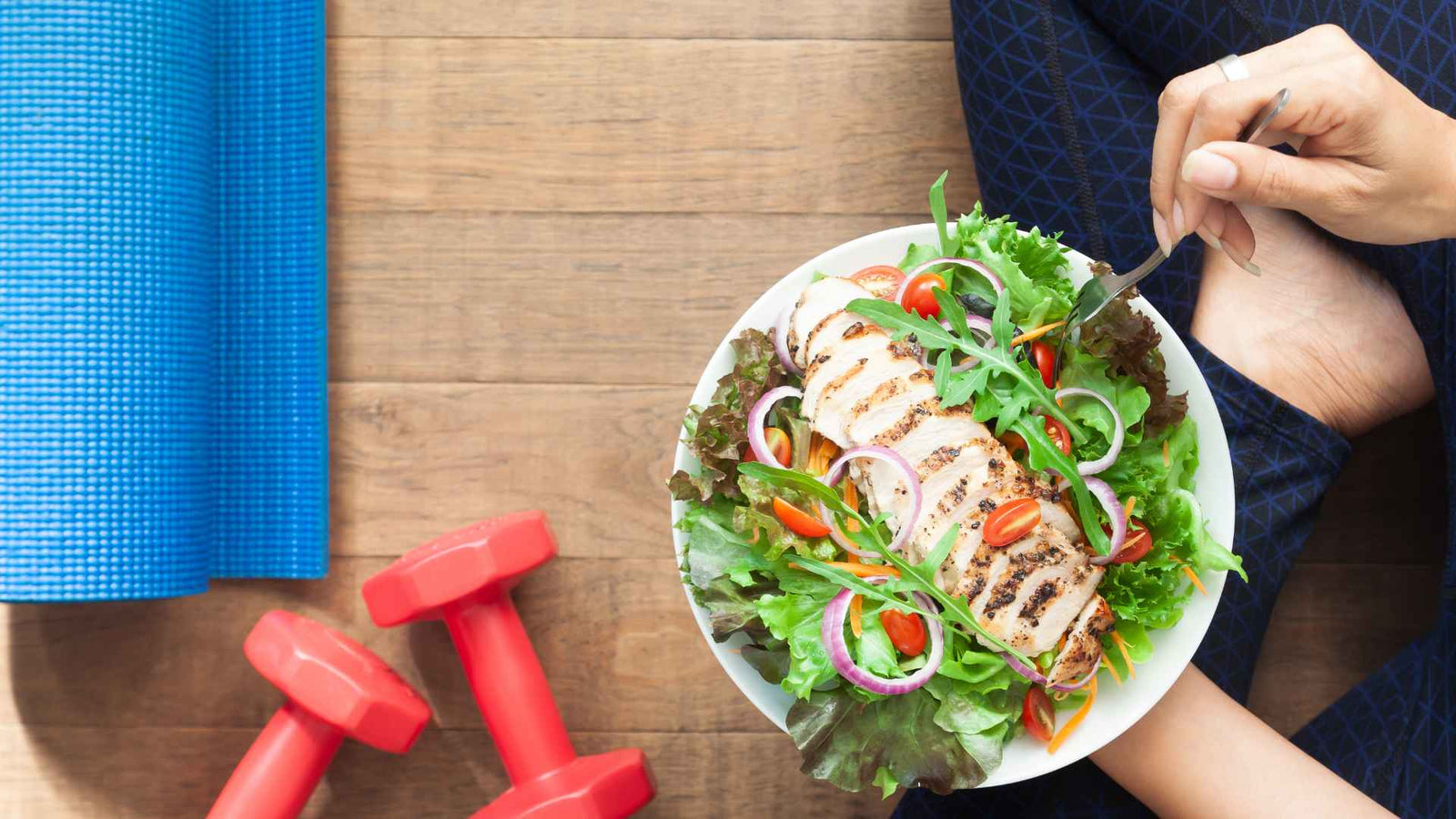 Yogamatte links, Hanteln unten links, Teller mit Salat und Hühnchen