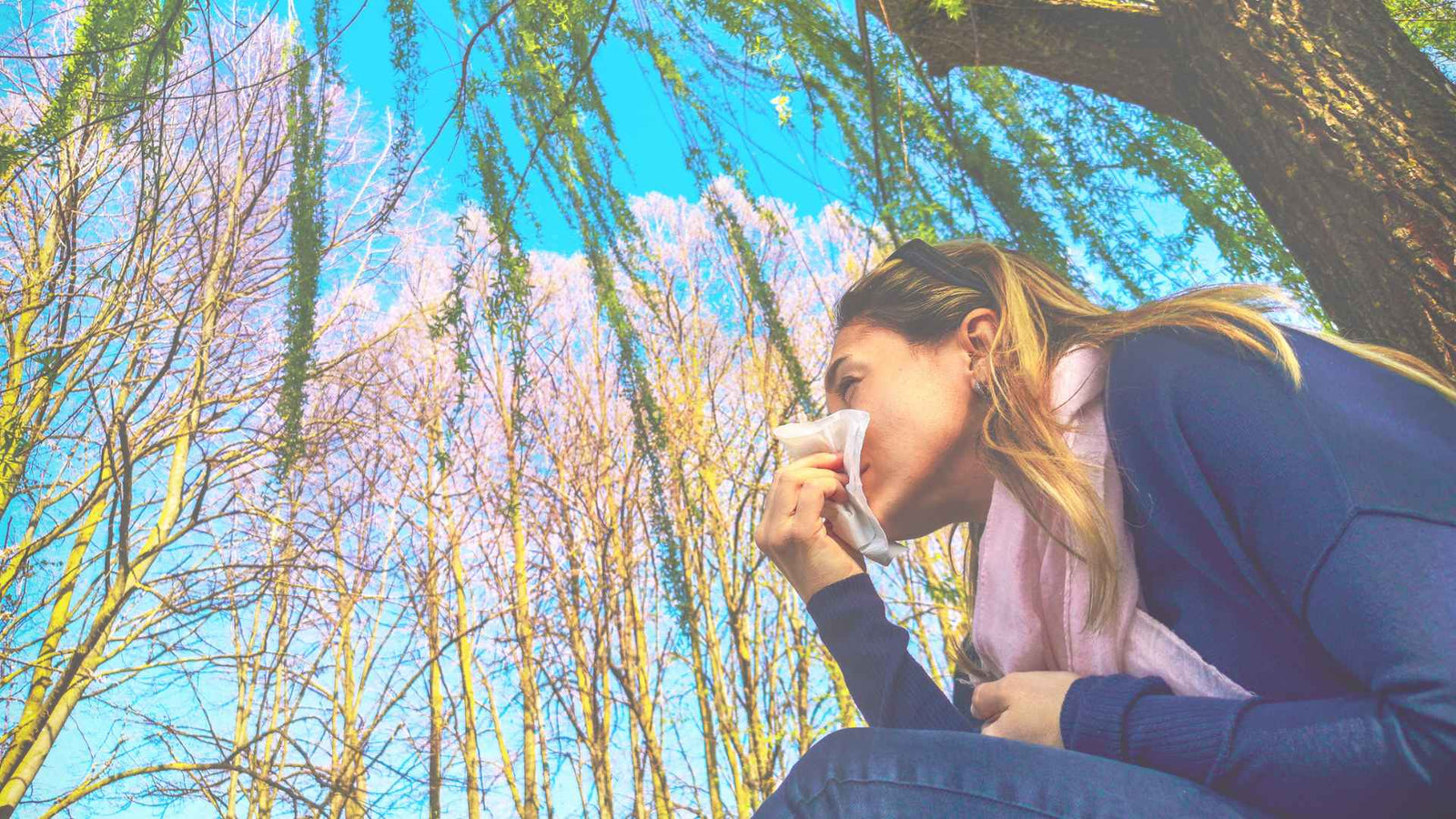 Frau die sich die Nase putzt