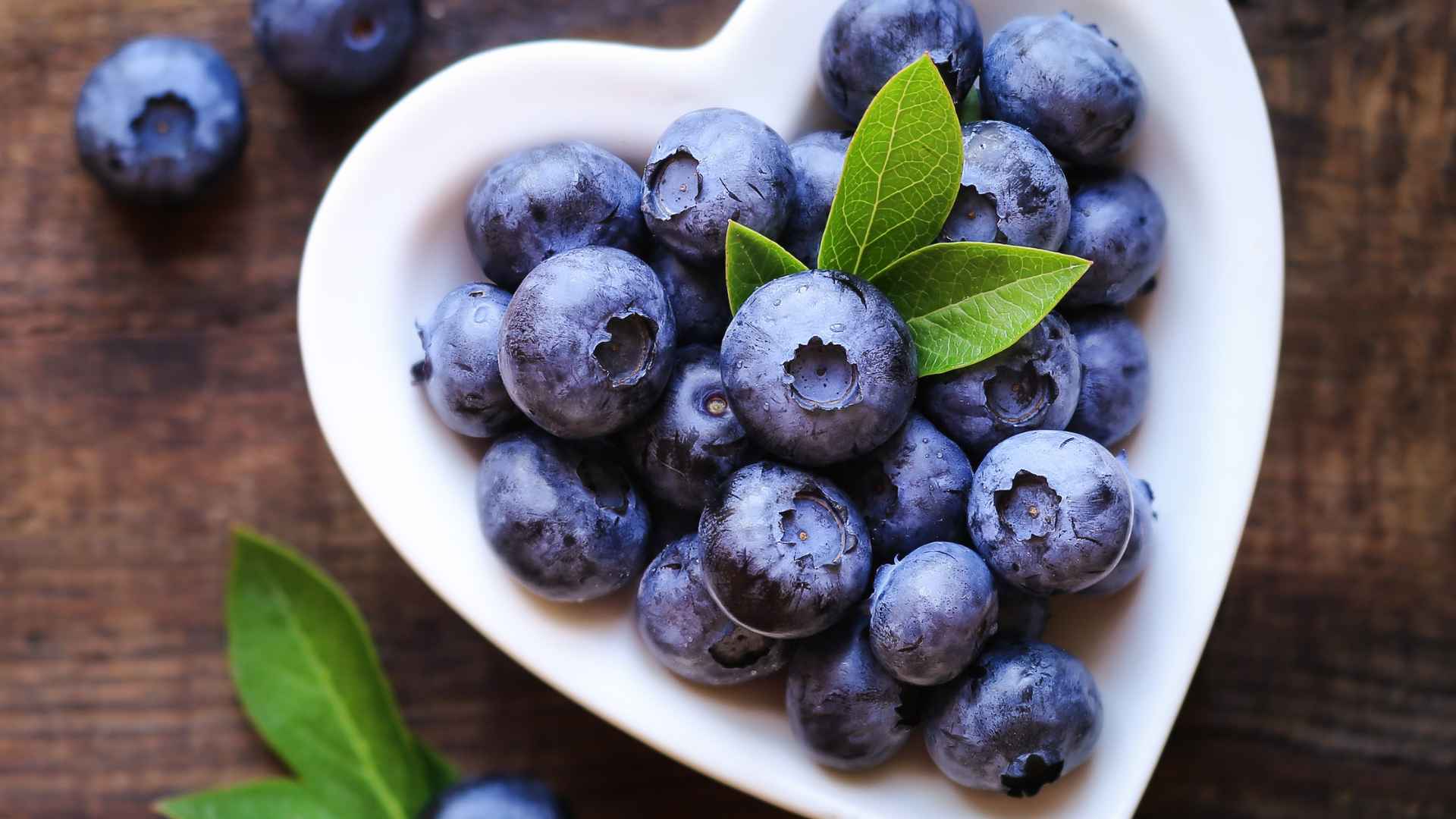 Blaubeeren in einer herzförmigen Schale
