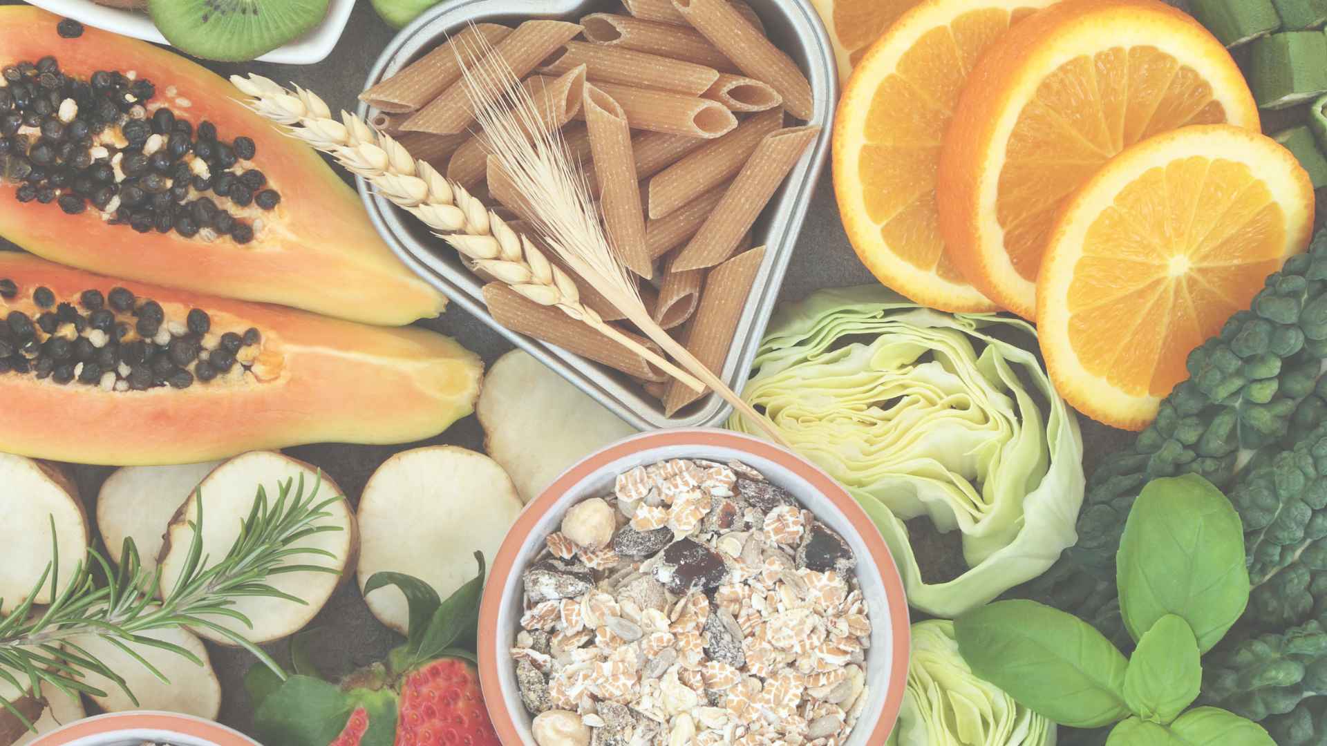 Verschiedene Nahrungsmittel die Ballaststoffe enthalten ansprechend arrangiert