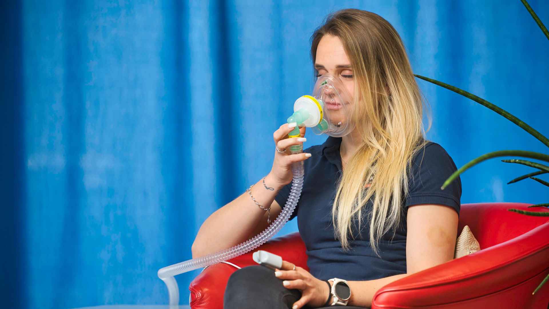 Mitarbeiterin von Arktis BioPharma mit einem IHHT Gerät