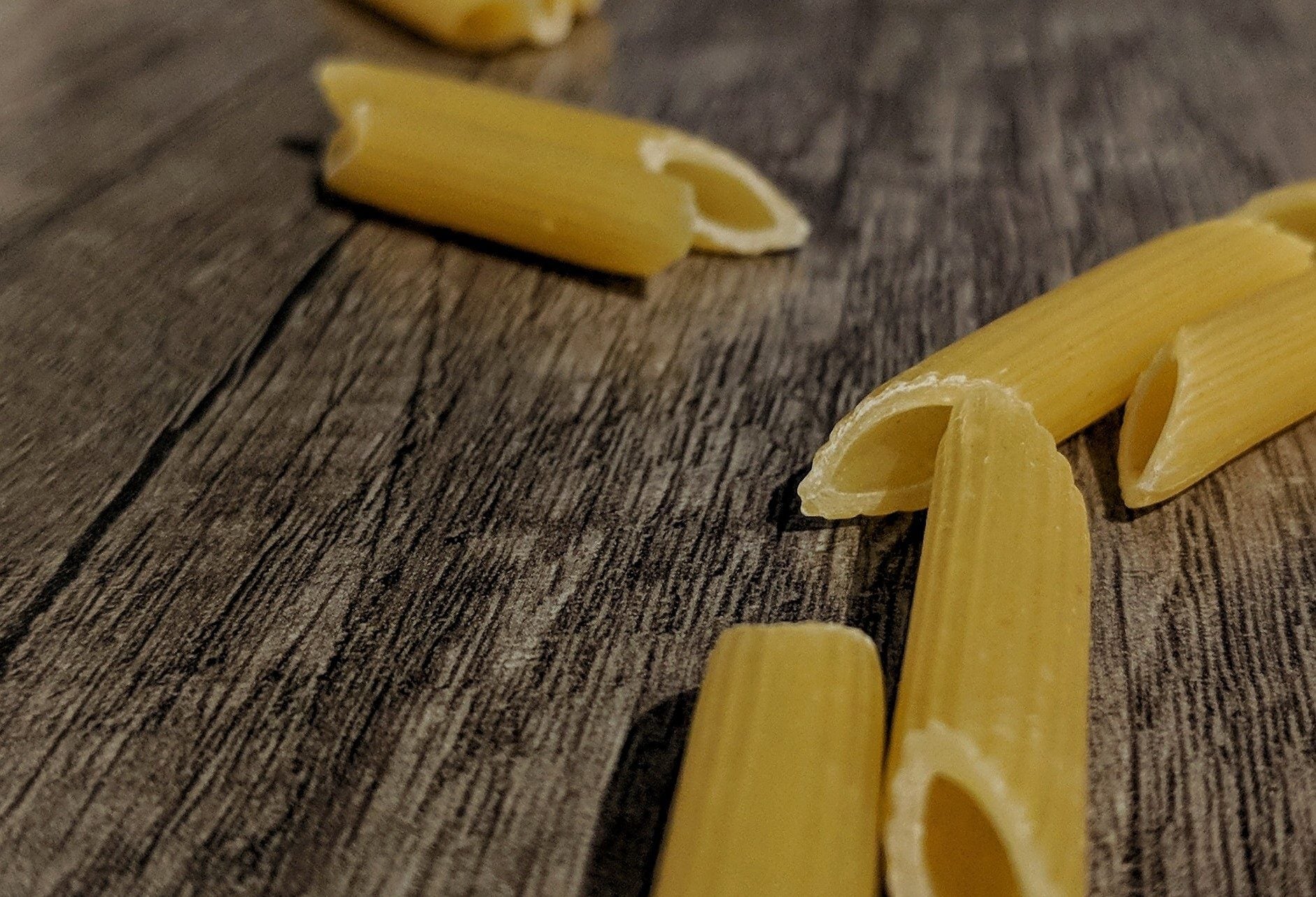 Penne Nudeln auf einem Tisch wegen Nahrungsmittelunverträglichkeit