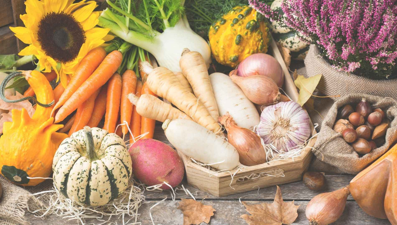 Marktstand mit Gemüse und Blumen