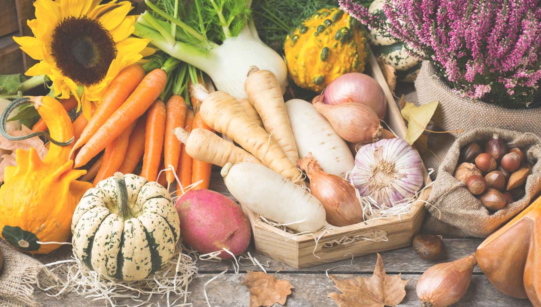 Marktstand mit Gemüse und Blumen