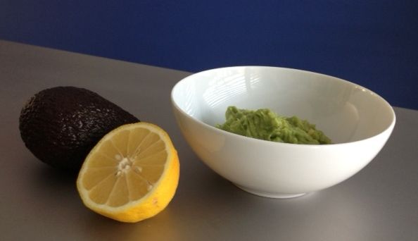 Avocado und Zitrone vor und in einer Schüssel, da Frühstückszutaten ohne Zucker