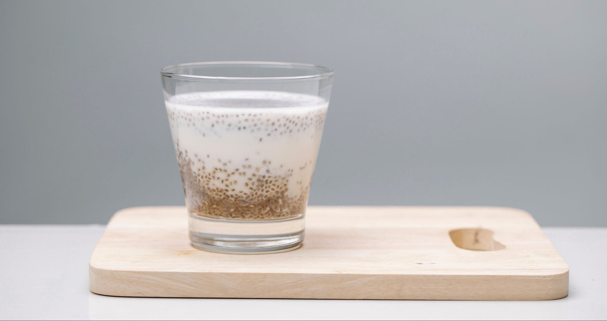Chia Pudding im Glas auf Holzbrett