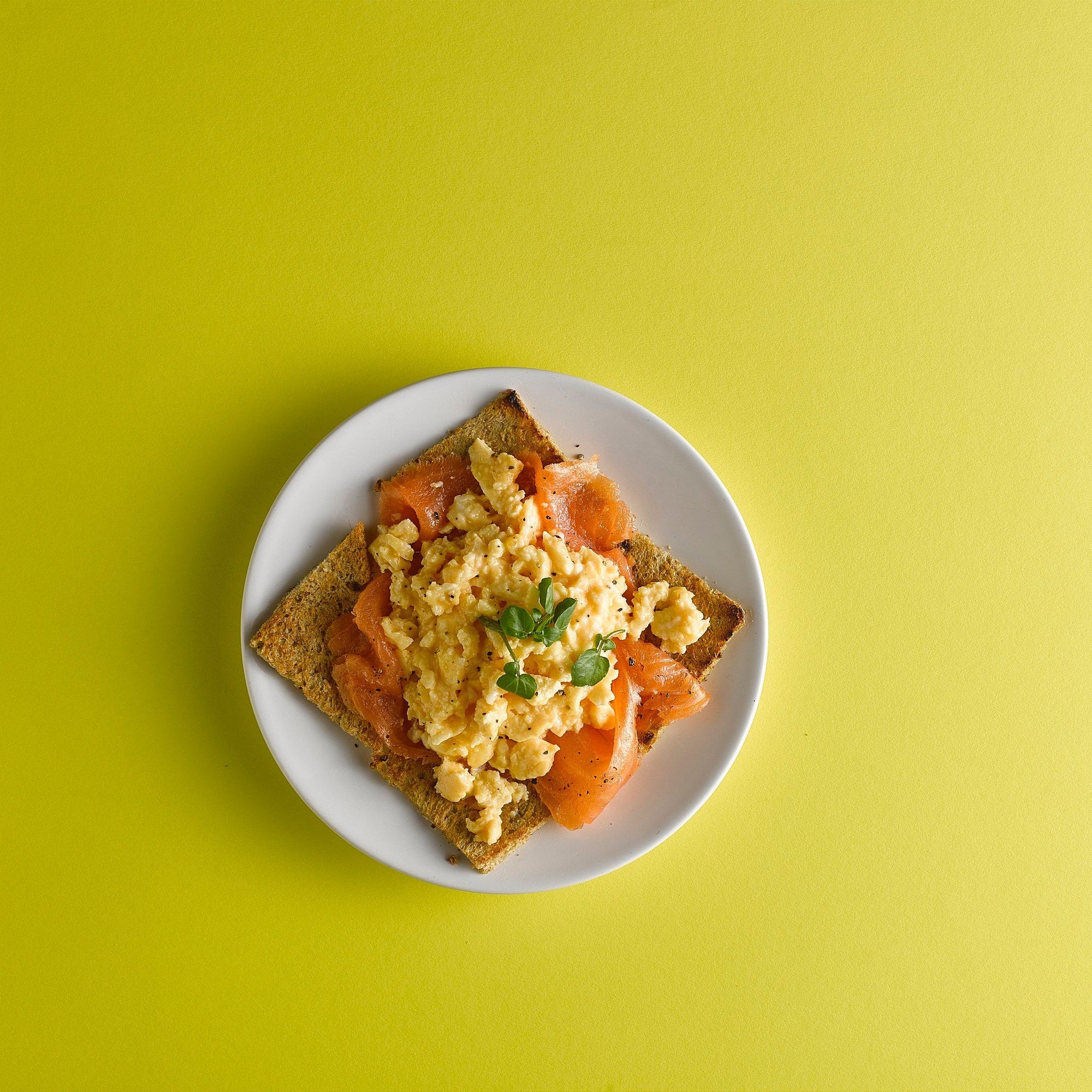 Tofu Rührei mit Petersilie und Lachs auf Brot