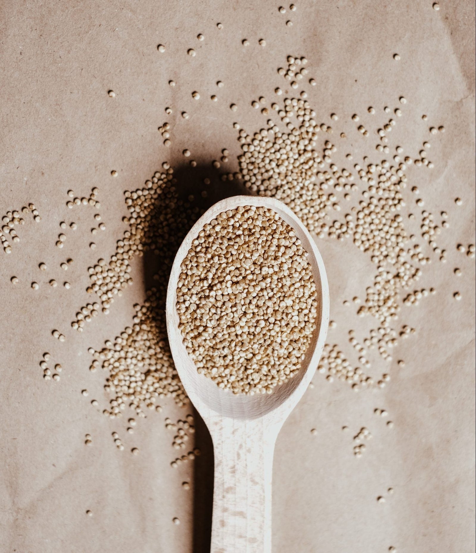 Quinoa Samen mit Kochlöffel