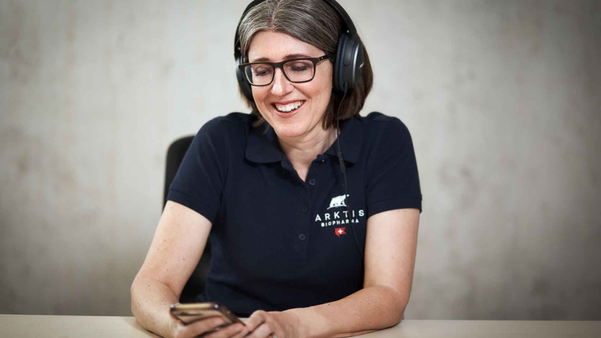 Julia Gruber spricht im Darmglück Podcast auf Schweizerdeutsch über Darmgesundheit und Eigenverantwortung.