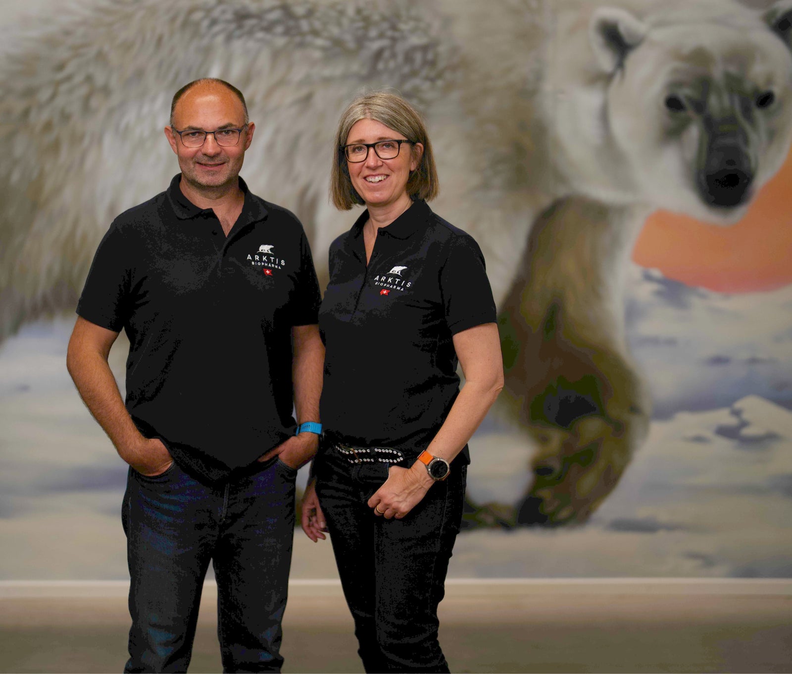 „Die Gründer und Experten für natürliche Darmgesundheit von Arktis BioPharma Schweiz mit über 20 Jahren Therapie-Erfahrung.“