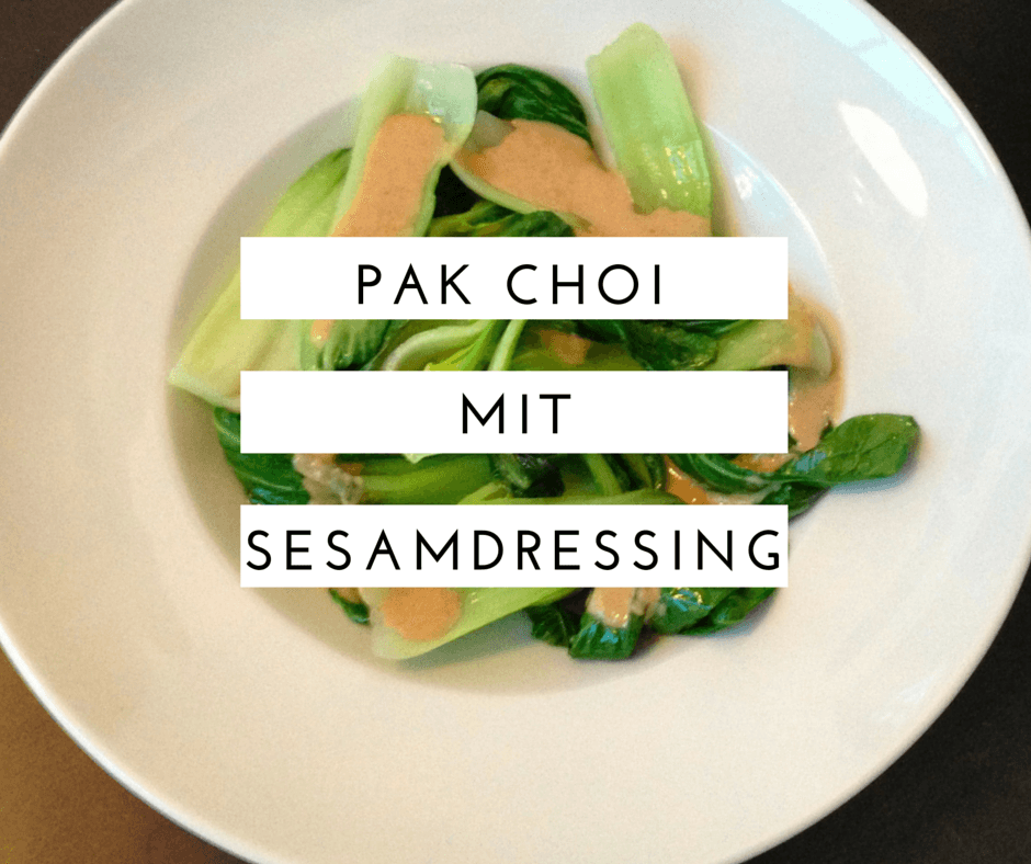 Pak Choi mit Sesamdressing auf einem weissen Teller