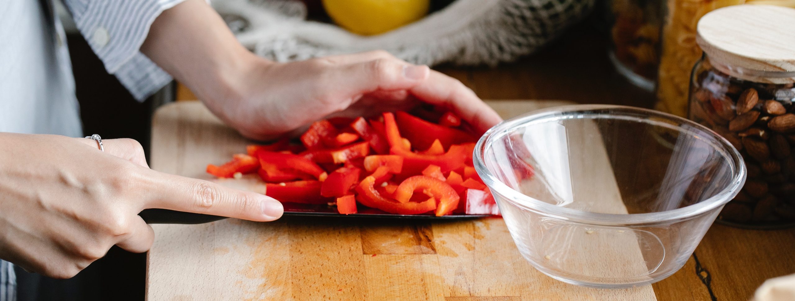 Gemüsesticks mit Bohnendipp – schnelles & leichtes Mittagessen