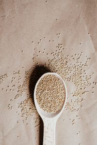 Quinoa Samen mit Kochlöffel