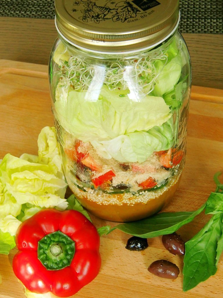 Quinoa Salat im Glas mit Paprika und weiterem Gemüse daneben