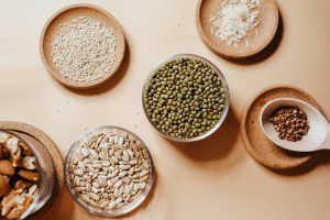 Quinoa und Getreide in kleinen Holzschüsseln
