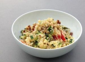 Quinoa Taboulé glutenfrei und vegan mit Gemüse in einer Schlüssel
