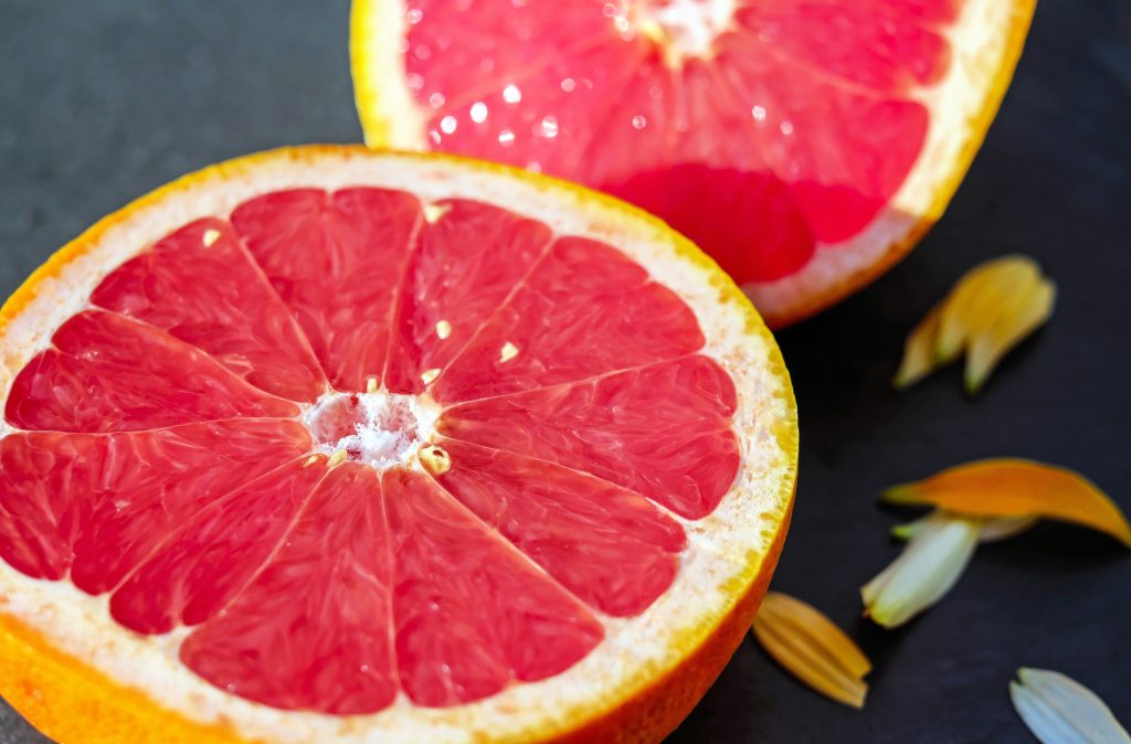 Gesund abnehmen mit der richtigen Ernährung: Geöffnete Grapefruit als leckeres Grapefruit Dessert