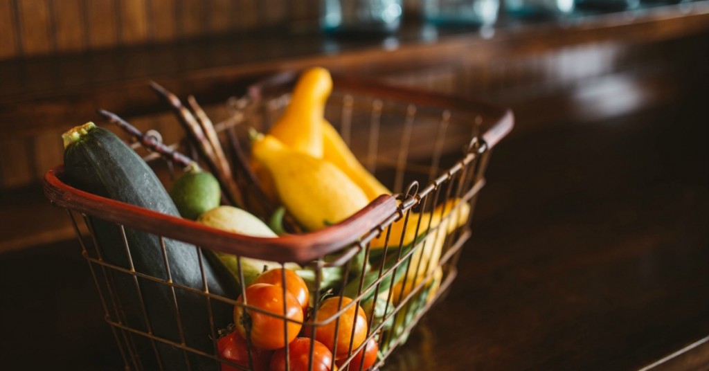 Einkaufskorb mit Gemüse wie Zucchini, Tomaten und Paprika gefüllt