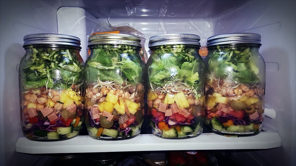 Salat im Glas in Einmachgläsern im Kühlschrank gelagert