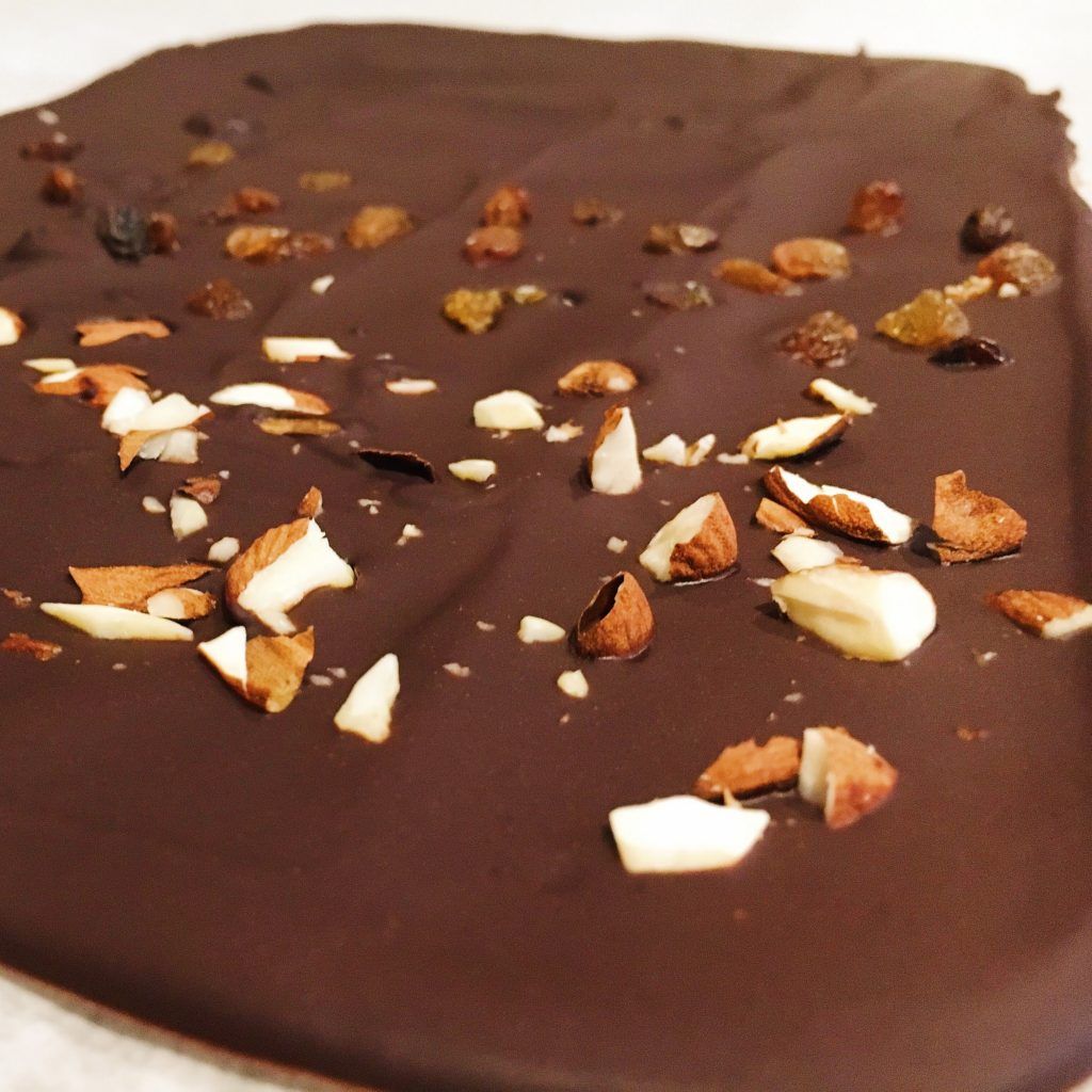 Selbstgemachte Schokolade mit Nüssen als Schokoladentafel