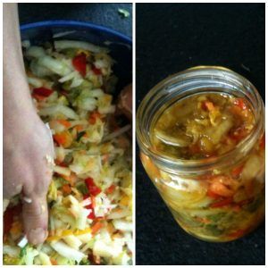 Zubereitung von Kimchi mit der Hand und Kimchi im Glas