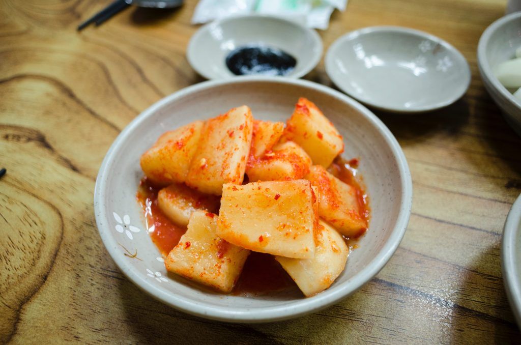 Kimchi in kleiner Schüssel auf dem Tisch