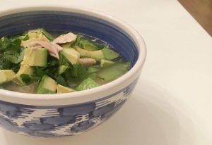 Gesunde Suppen eignen sich zum Abnehmen wie hier eine grüne Avocado-Detox-Suppe in einer kleinen blauen Schale.