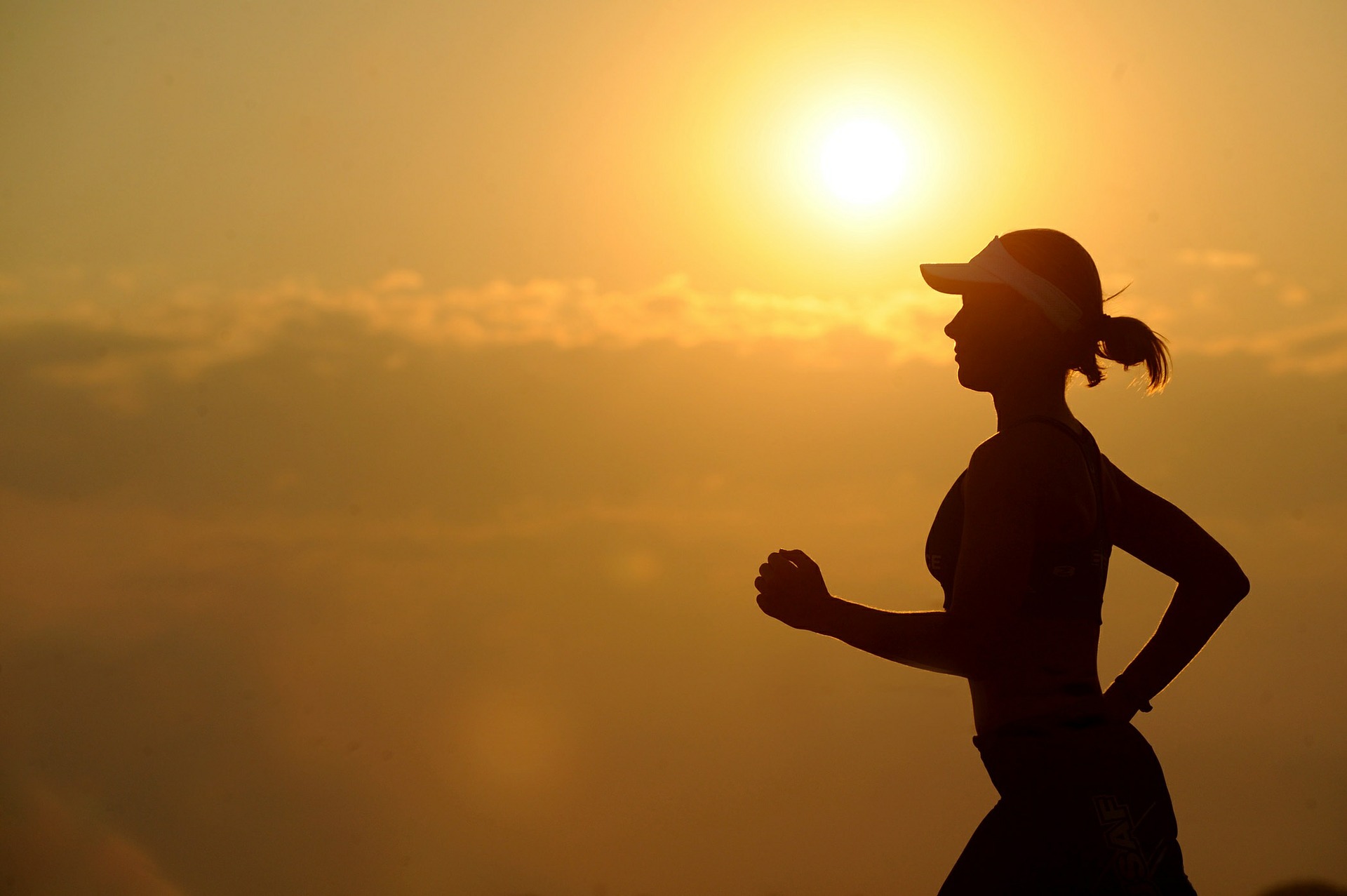 Frau joggt bei Sonnenschein