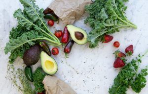 Avocado, Tomaten, Salat und weitere Bestandteile der anti-entzündlichen Ernährung