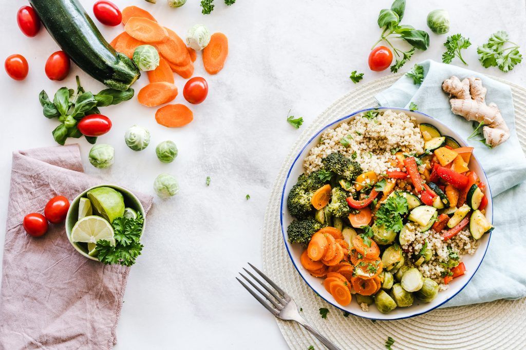 gesunde Ernährung mit Gemüse, Obst und Cerealien auf einem Tisch. Wichtig für das gesunde Mikrobiom