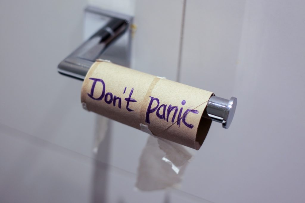 Ausschnitt einer Toilettenrolle mit Kugelschreiber Aufschrift "Don´t panic" wegen Durchfall Erkrankung