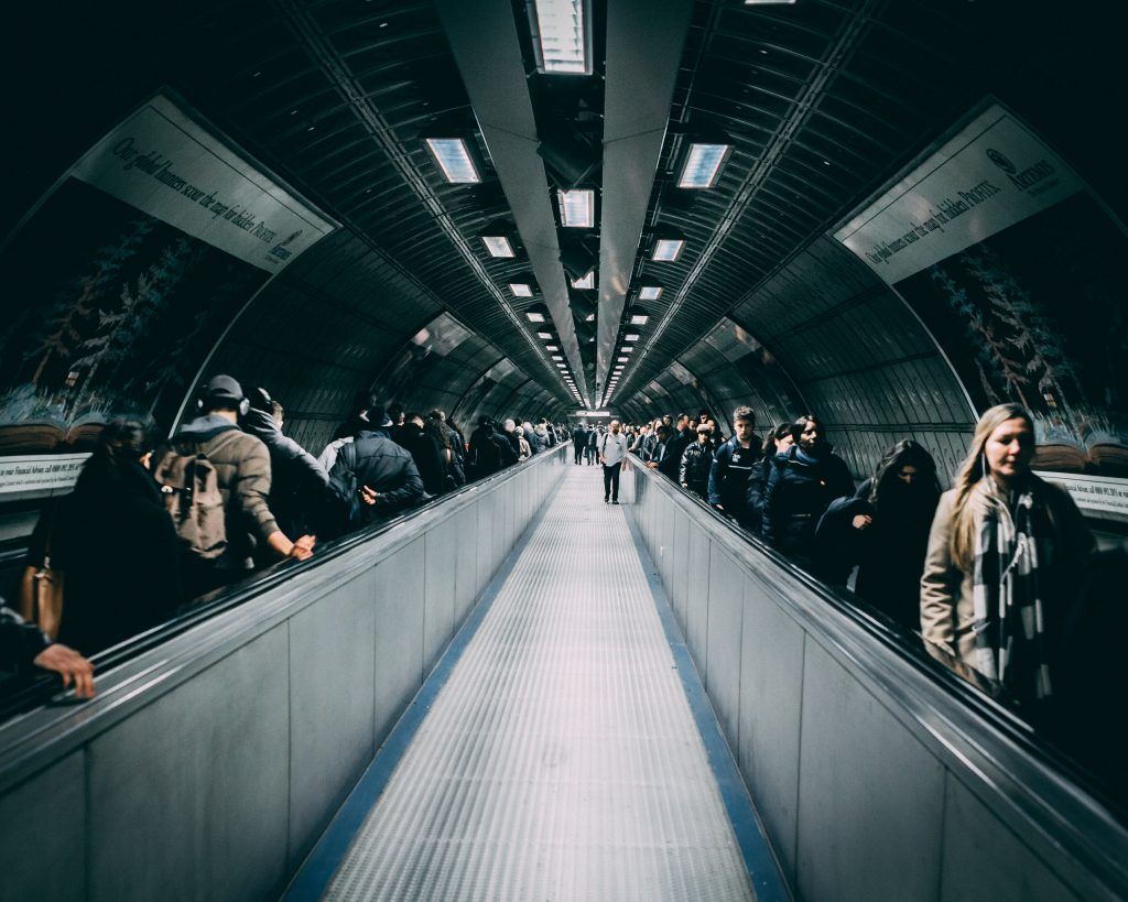 Menschen auf Rolltreppe in U-Bahn in London