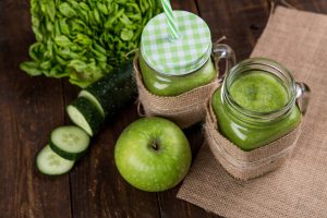 Gurke, Salat, Apfel und Grüne Smoothies zur Entgiftung im Frühling